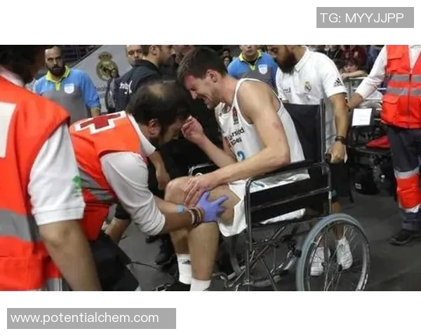 男明星在篮球场意外崴脚瞬间曝光引发粉丝热议与关心 男明星在篮球场意外崴脚瞬间曝光引发粉丝热议与关心